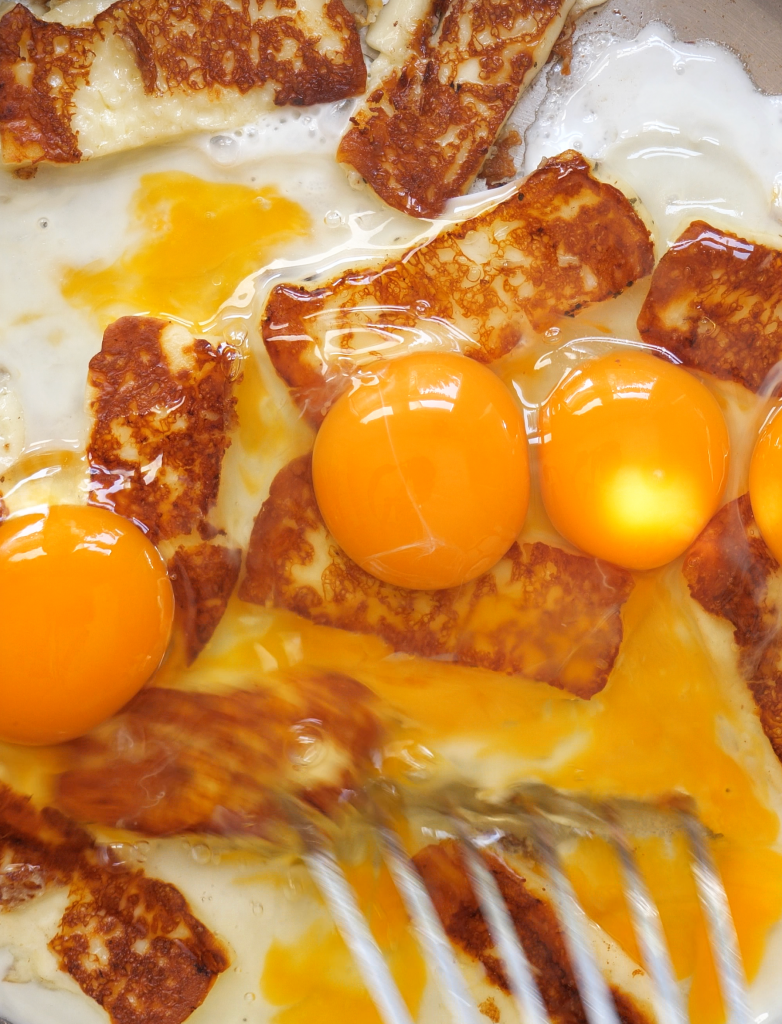 Das Rührei Upgrade - mit Kichererbsen, Halloumi und Chili 3 Bildschirmfoto 2025 06 02 um 19.33.08 e1748890151460